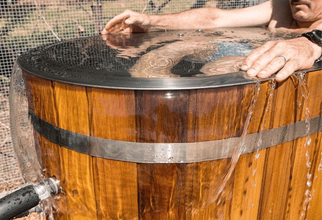 man_plunged_in_eildon_timber_and_steel_ice_bath_by_peak_sauna_and_ice_in_melbourne